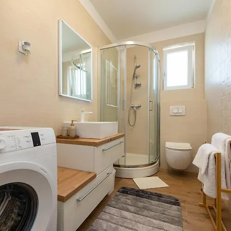 La Prima Luxury Ii Apartment